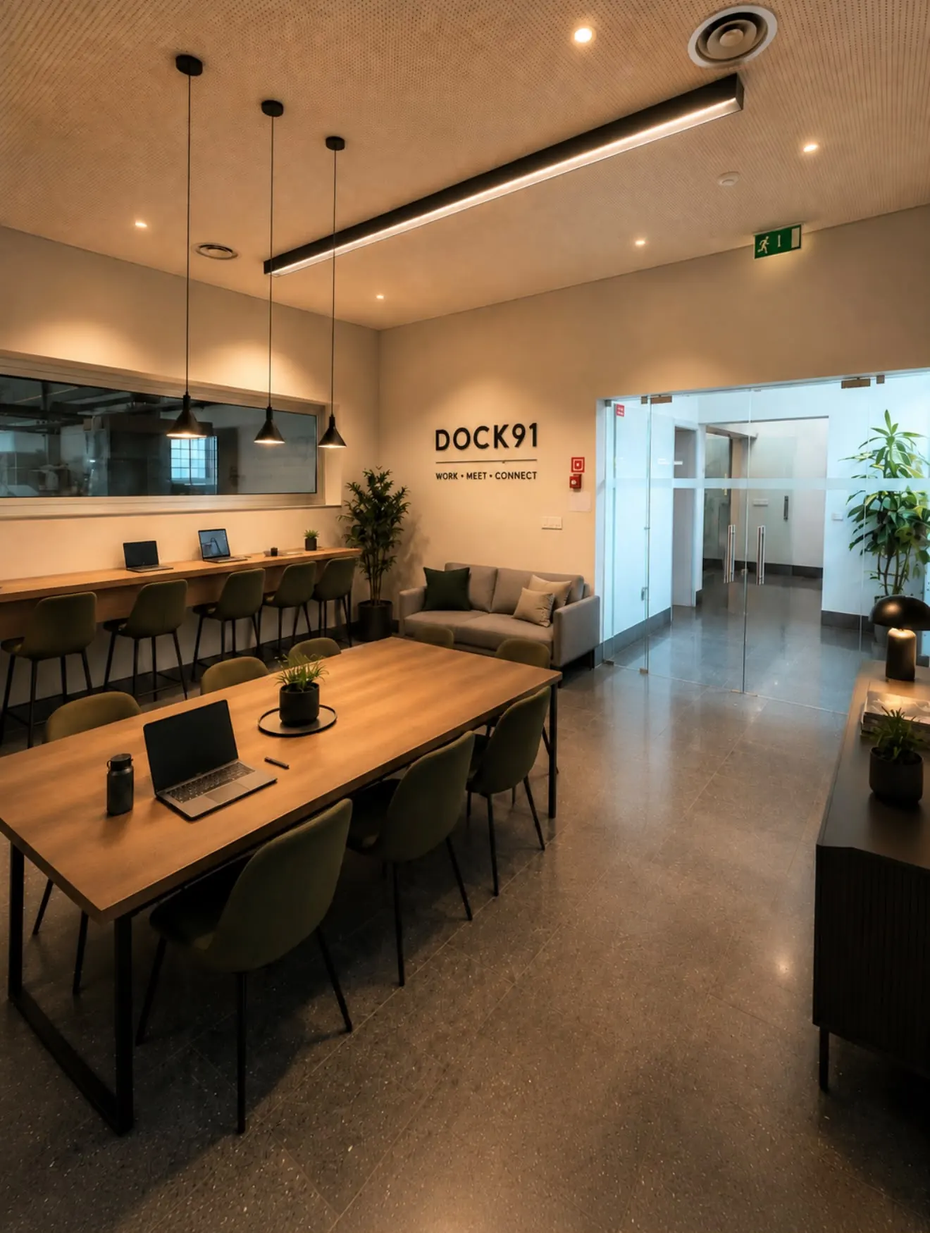 Zona de trabalho partilhada do DOCK91 com mesa, cadeiras e sofás